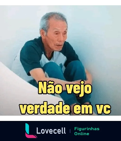 Homem mais velho sentado com expressão séria e a frase 'Não vejo verdade em vc', estilo visual de Round 6, expressando desconfiança