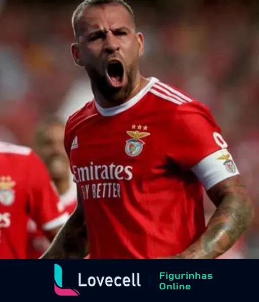 Jogador do Benfica comemorando com uniforme vermelho e logo da Emirates durante jogo, expressando emoção e determinação