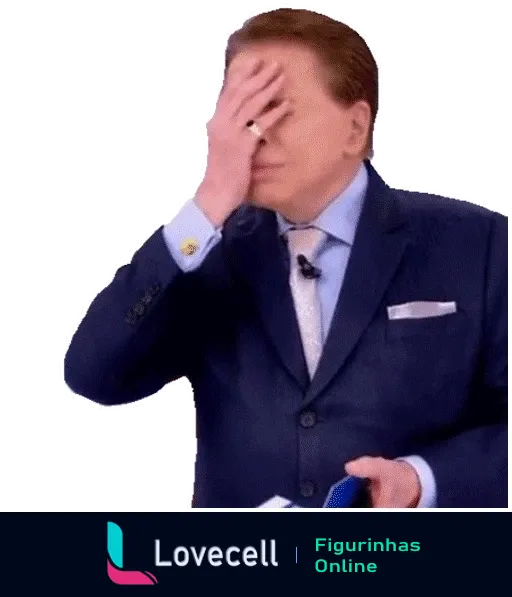 Silvio Santos em desespero cômico, com terno azul e gravata azul, cobrindo o rosto com a mão em gesto dramático