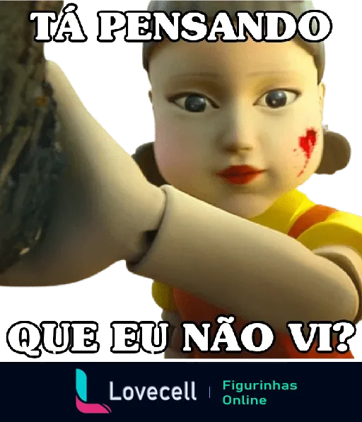 Figurinha de WhatsApp com boneca de 'Round 6' em frente a uma árvore, olhando para a câmera com expressão séria e a frase 'TÁ PENSANDO QUE EU NÃO VI?' destacada em maiúsculas