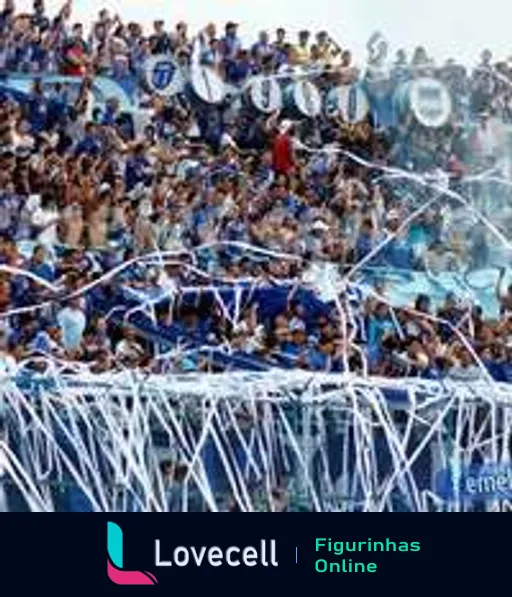 Torcedores do Emelec empolgados no estádio, vestidos de azul e branco, jogando rolos de papel higiênico no ar