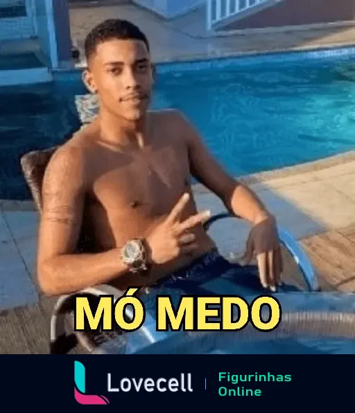 MC POZE mó medo sentado em uma cadeira de piscina, fazendo sinal de paz com a mão. A imagem tem texto 'MÓ MEDO' em letras amarelas.