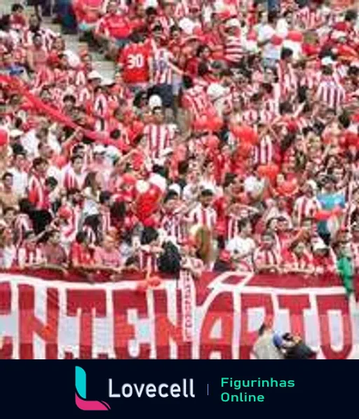 Multidão de torcedores do Náutico com roupas vermelhas e brancas no estádio, segurando faixas de 'CENTENÁRIO' e bandeiras, demonstrando apoio ao time em jogo de futebol