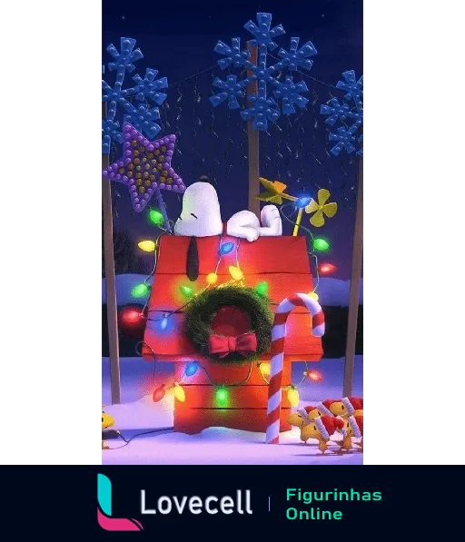 Snoopy dormindo no telhado decorado com luzes natalinas, ao fundo árvore de Natal iluminada