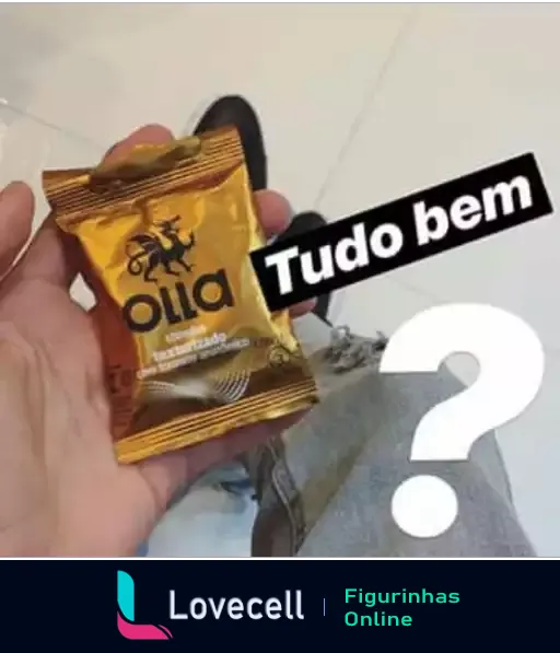 Figurinha de WhatsApp mostrando uma mão segurando uma embalagem de preservativos Olla com uma coruja no logotipo, ao lado das palavras 'Tudo bem?' em tom de cantada