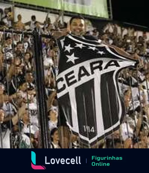 Torcedor do Ceará Sporting Club entusiasmado segurando uma bandeira grande em estádio lotado, exibindo alegria e paixão pelo time em jogo de futebol