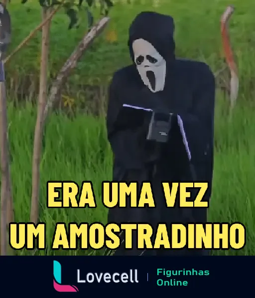 Pessoa usando uma fantasia preta com um capuz e uma máscara branca de Halloween em um campo verde segurando um tipo de dispositivo. Texto: 'Era uma vez um amostradinho'.