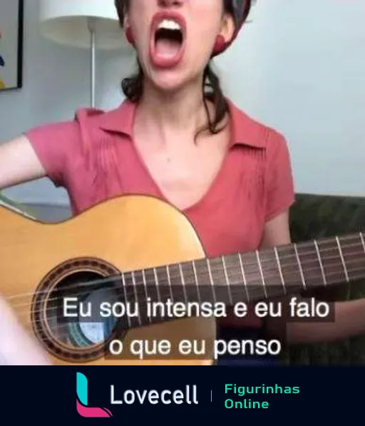 Mulher com expressão intensa tocando violão e cantando, vestindo blusa rosa, com a frase 'Eu sou intensa e eu falo o que eu penso' na figurinha 'A Vida de Tina - Intensidade'