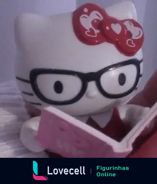 Hello Kitty com óculos pretos lendo um livro rosa, vestindo uma roupa vermelha e fita vermelha no cabelo com corações brancos.