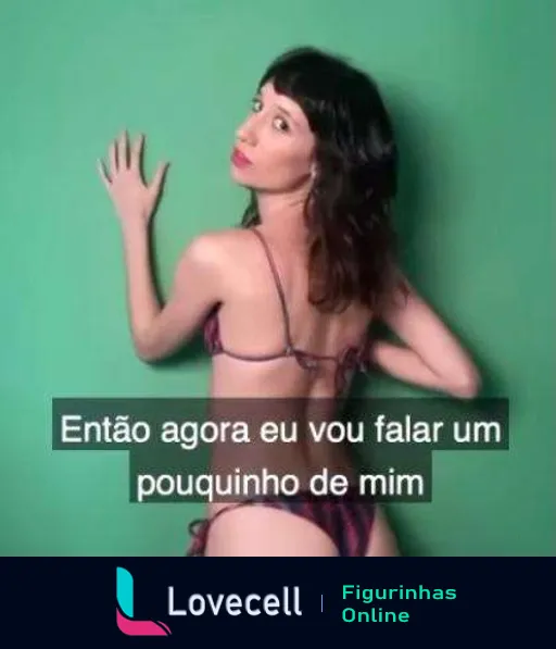 Figurinha da Tina com cabelos castanhos e biquíni roxo num fundo verde, com expressão de apresentação e texto 'Então agora eu vou falar um pouquinho de mim'