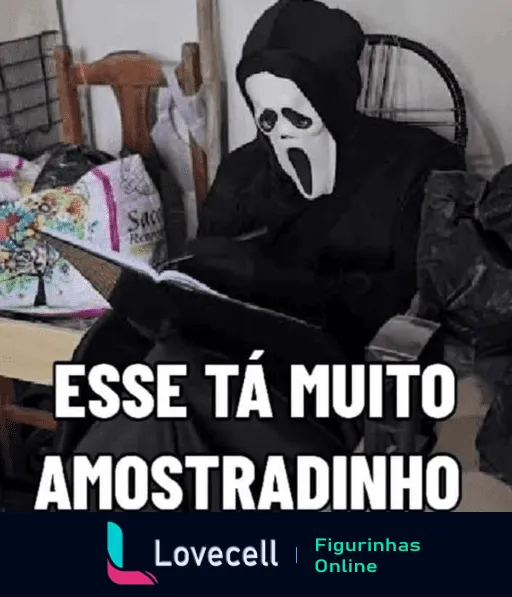 Imagem humorística de uma pessoa usando uma máscara branca e ropal preta, sentada e olhando para um caderno. Texto na imagem: 'ESSE TÁ MUITO AMOSTRADINHO'.