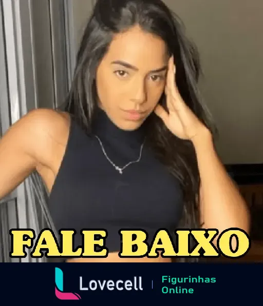 Mirella Santos pedindo silêncio com a mão na cabeça, símbolo de calma. Texto: 'FALE BAIXO'.