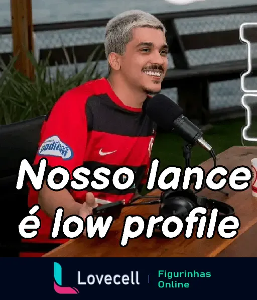 Homem rindo com microfone e a frase 'Nosso lance é low profile'