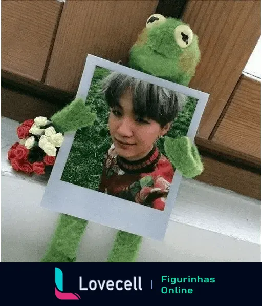 Sapo verde de pelúcia segura uma Polaroid com a foto de um ídolo do BTS sorrindo levemente. Cenário indica um momento de reflexão e tristeza.