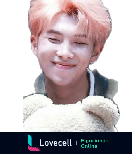 Membro do BTS sorrindo gentilmente enquanto abraça um urso de pelúcia macio e fofo, mostrando um momento de carinho e ternura.