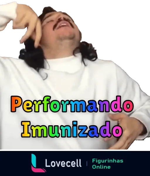 Homem com cabelo cacheado e bigode, camisa branca, rindo e apontando para a cabeça com a frase 'Performando Imunizado' em destaque