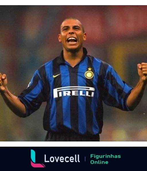 Ronaldo celebrando com o uniforme azul e preto da Inter de Milão durante partida de futebol