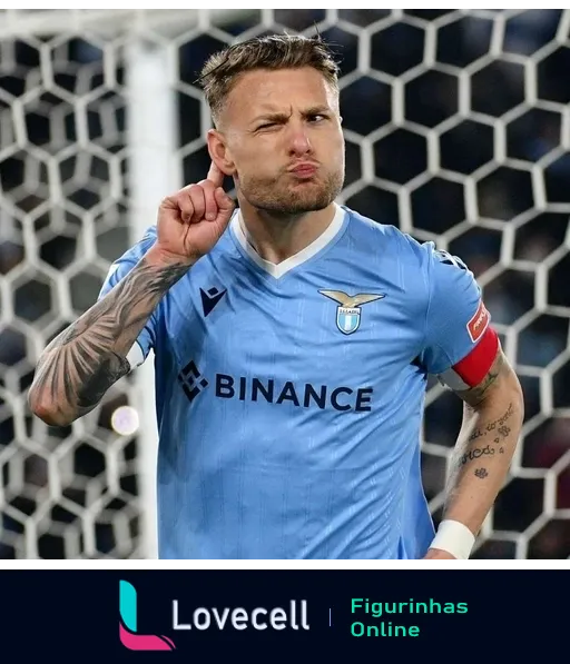 Jogador da Lazio comemorando gol com gesto de escuta, uniforme azul com logo da Binance