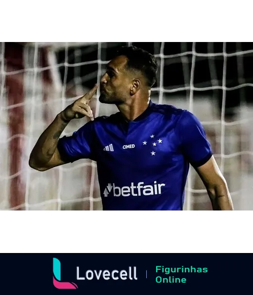 Jogador do Cruzeiro com uniforme azul fazendo gesto de silêncio com o dedo nos lábios em comemoração no estádio à noite