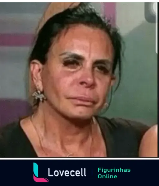 Mulher triste chorando com maquiagem borrada - figurinha de WhatsApp