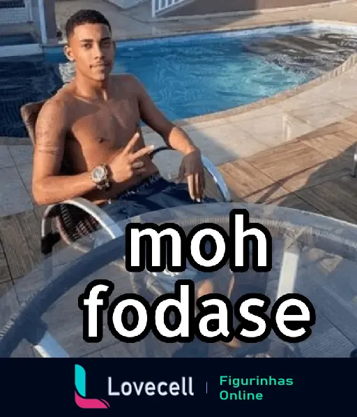 Homem sem camisa posando com gesto de paz em uma piscina. Texto: 'moh fodase'. MÓ PAZ: MC POZE.