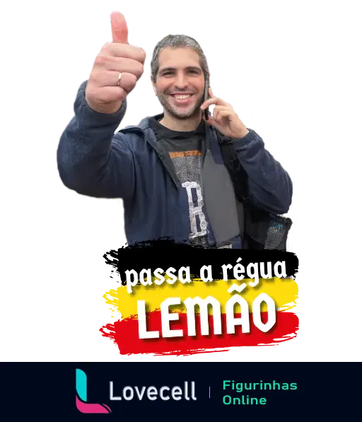 Homem sorrindo, falando ao telefone, com o polegar levantado. Texto na imagem: passa a régua LEMÃO.