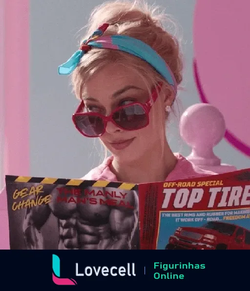 Margot Robbie, caracterizada como Barbie, lendo uma revista com óculos vermelhos e faixa de cabelo azul. Fundo rosa fofo.