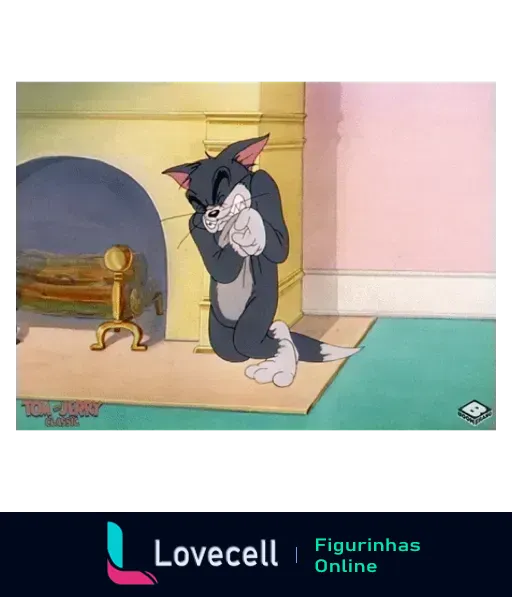 Tom, personagem de Tom e Jerry, rindo com as mãos no rosto e olhos fechados, ao lado de uma lareira