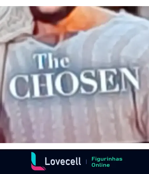 Imagem de uma pessoa vestindo uma camiseta cinza com o texto grande e aparente 'The Chosen' impresso na frente. Tags relacionadas incluem chosen, The Chosen, escola bíblica, série, e religião.