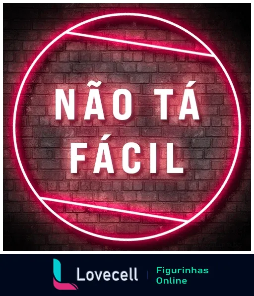 Figurinha com a frase 'Não Tá Fácil' em letras brancas dentro de um círculo neon rosa sobre fundo de tijolos escuros, transmitindo desafio ou descontentamento de forma irônica