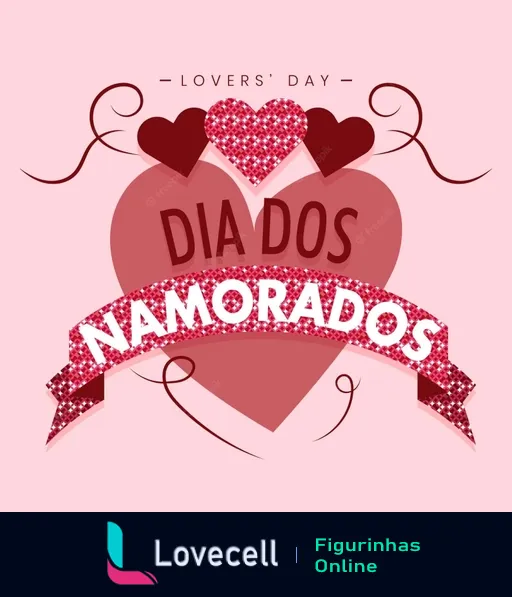 Figurinha do Dia dos Namorados com um grande coração vermelho central, sobreposto por um coração brilhante e uma faixa com a frase 'Dia dos Namorados' em vermelho, adornada por design de enrolamentos e a inscrição 'Lovers' Day'