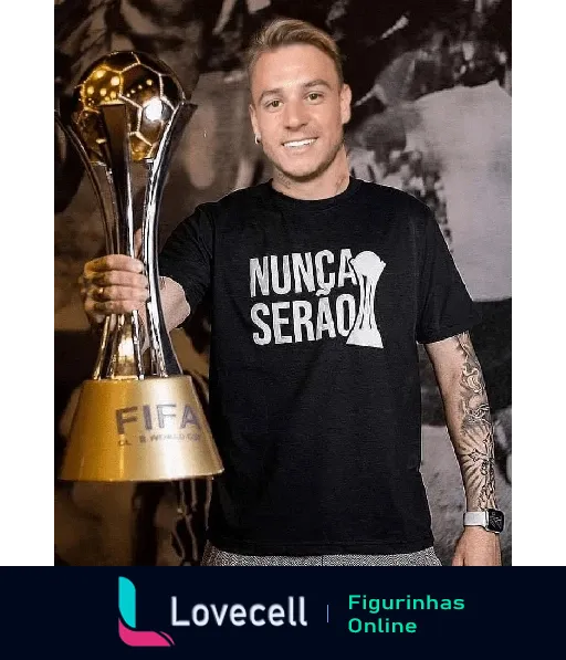 Homem sorridente segurando troféu da FIFA com camiseta 'Nunca serão' em fundo de concreto celebrando título mundial do Corinthians