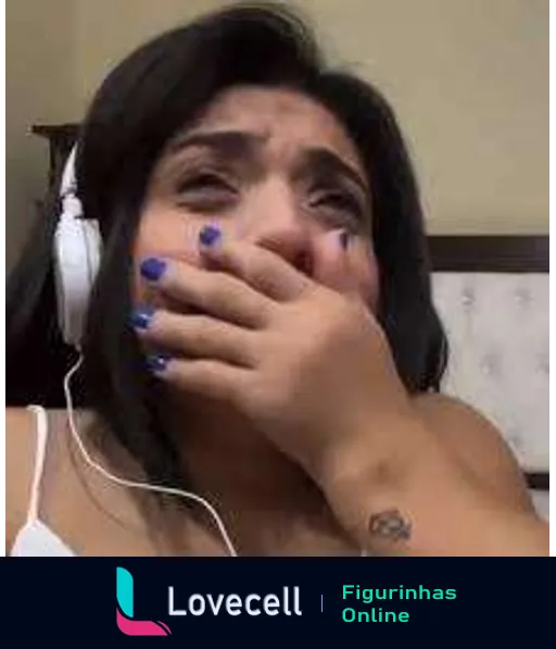 Mulher emocionada chorando intensamente com fones de ouvido e mão sobre a boca