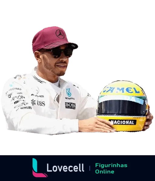 Lewis Hamilton segurando um capacete com design de Ayrton Senna, vestindo camisa branca da Mercedes e boné vinho, com expressão de admiração