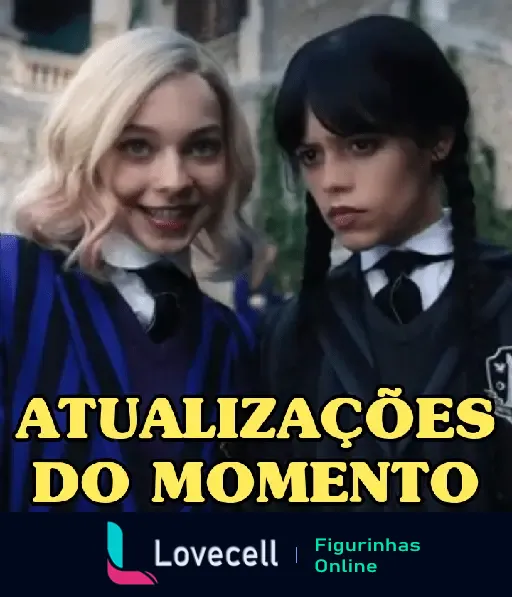 Figurinha da série Wandinha com duas personagens em uniformes escolares. Um texto na imagem diz: 'ATUALIZAÇÕES DO MOMENTO'.