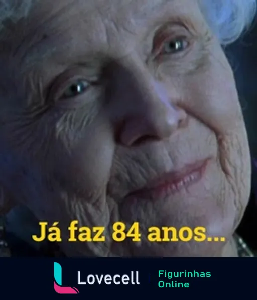 Figurinha de mulher idosa sorrindo nostalgicamente com a legenda 'Já faz 84 anos...' evocando sentimentos de passagem do tempo e recordações