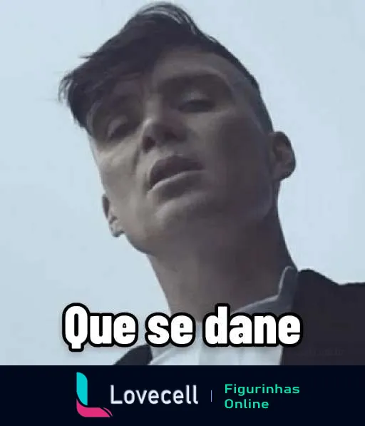 Homem de terno escuro olhando para cima com expressão séria, frase 'Que se dane' em fonte branca destacada, inspirado em Peaky Blinders