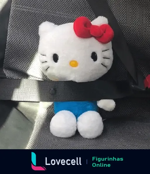 Pelúcia da Hello Kitty vestida de azul e vermelho, presa com cinto de segurança no banco do carro para garantir sua segurança.