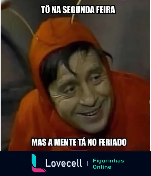 Figurinha de personagem com capuz laranja e expressão cômica dizendo 'Tô na segunda-feira, mas a mente tá no feriado', retratando o anseio por descanso em dias úteis