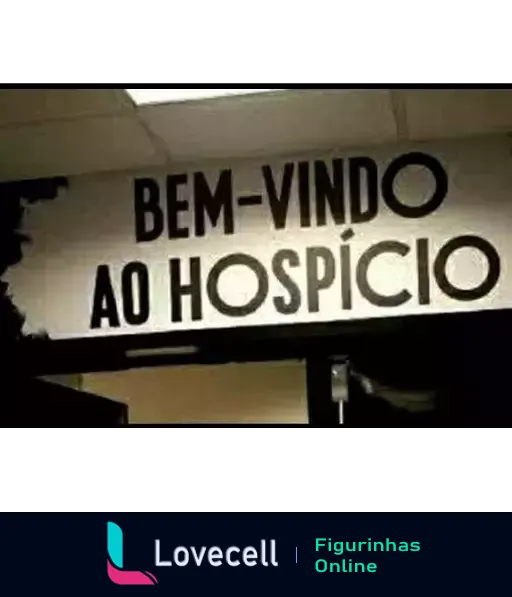 Placa com a frase 'BEM-VINDO AO HOSPÍCIO' em letras maiúsculas e fonte bold, transmitindo um tom humorístico ou irônico