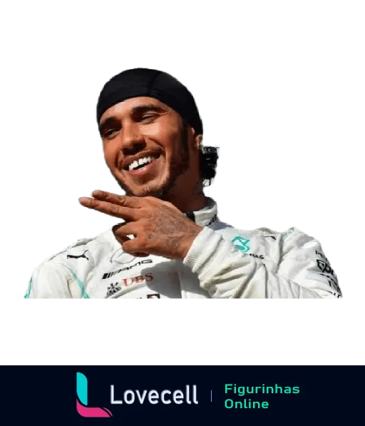 Lewis Hamilton sorrindo e fazendo sinal de paz, vestido com traje de corrida da Mercedes e bandana preta