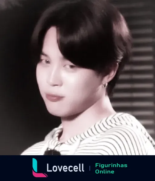 Figurinha de Jimin, com expressão suave e olhar de lado, em tons suaves, transmitindo um ar de mistério e charme.