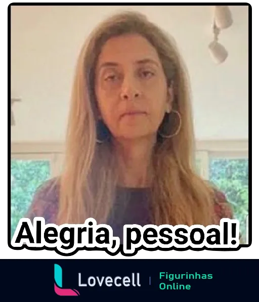 Figurinha de WhatsApp representando uma mulher loira com expressão neutra e a frase 'Alegria, pessoal!' em ambiente interno decorado, perfeita para expressar otimismo e entusiasmo em conversas.