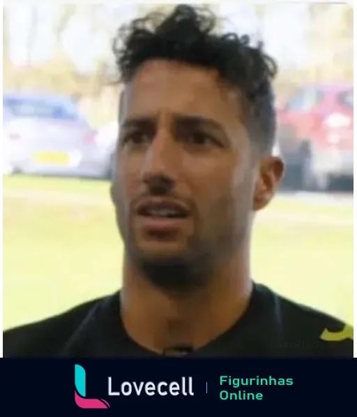 Piloto com uniforme preto expressando confusão durante entrevista após corrida