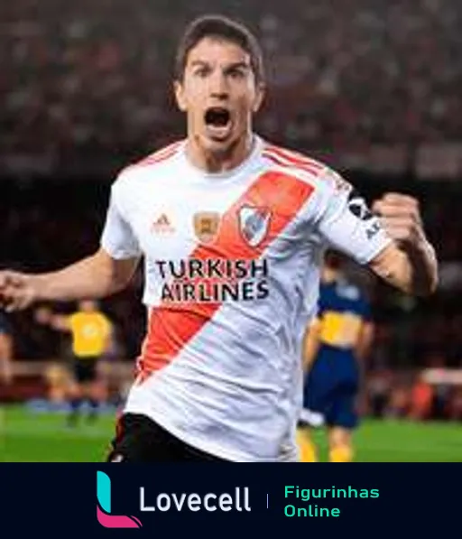 Jogador do River Plate comemorando com uniforme branco e detalhes vermelhos, boca aberta em entusiasmo, logo da Turkish Airlines visível