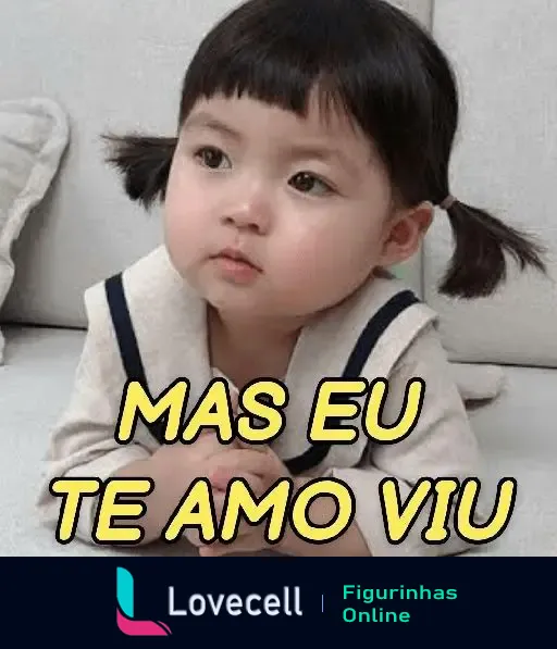 Imagem de uma criança com cabelo curto e liso, olhando pensativa. Texto em destaque: 'MAS EU TE AMO VIU'. Tags: 'te amo, Coreaninha'.