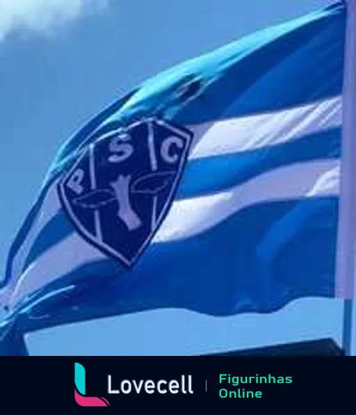 Bandeira do Paysandu Sport Club com listras azuis e brancas e escudo central com as letras PSC e uma máscara