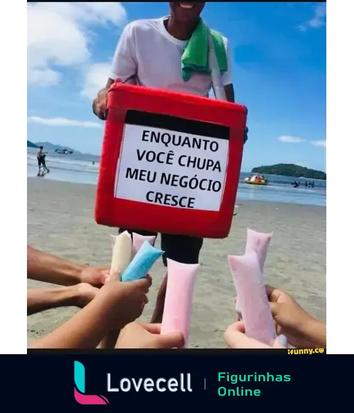 Homem em praia segurando uma caixa vermelha com a frase 'ENQUANTO VOCÊ CHUPA MEU NEGÓCIO CRESCE'. Pessoas com sacos de picolé ao redor.