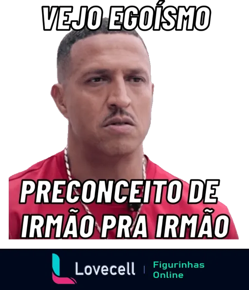 Mano Brown com expressão séria criticando o egoísmo e preconceito entre irmãos