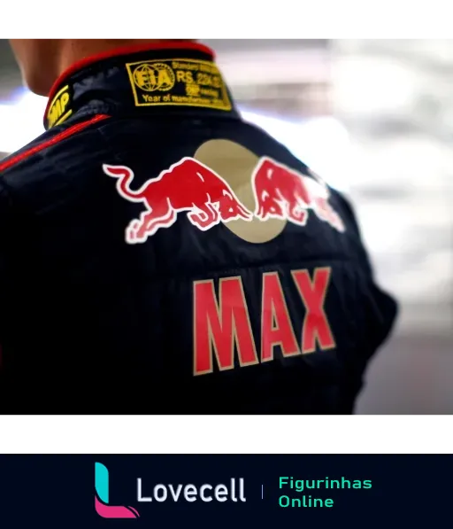 Figurinha de WhatsApp mostrando a parte traseira da jaqueta de um membro da equipe Red Bull Racing com o nome 'MAX' em vermelho e o logo da Red Bull, além de insignias de patrocinadores no macacão